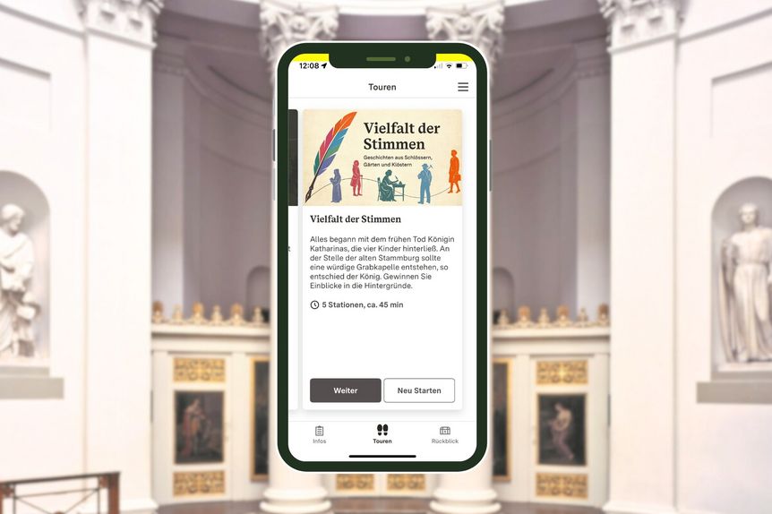 Smartphone mit Vielfalt-Tourstation im Innenraum der Grabkapelle auf dem Württemberg